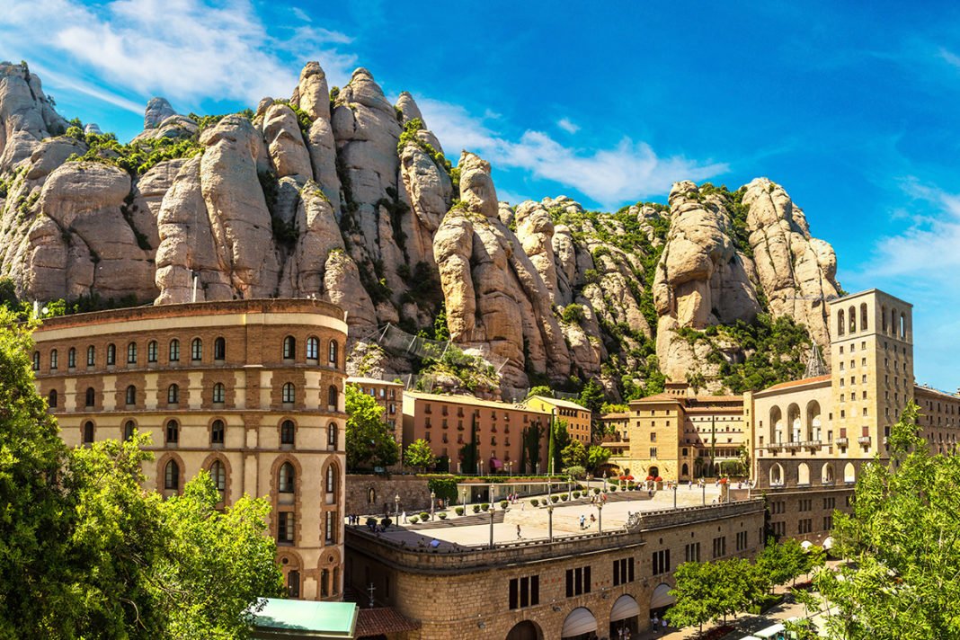 Klasztor Montserrat to jeden z najbardziej znanych przybytków religijnych w Hiszpanii.