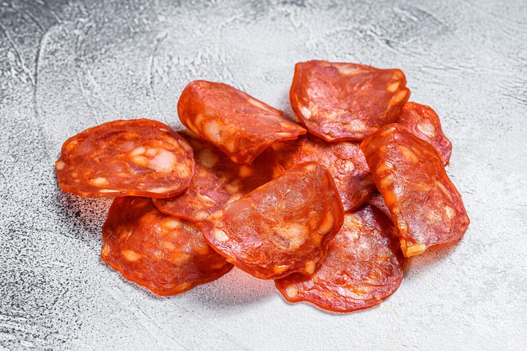 Charakterystyczny czerwono-żółty kolor to zasługa czerwonej papryki