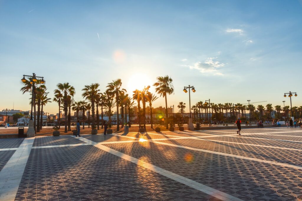 Promenada nad plażą Malvarrosa o zachodzie słońca to ulubione miejsce wieczornych spacerów w Walencji, gdy opada letni upał