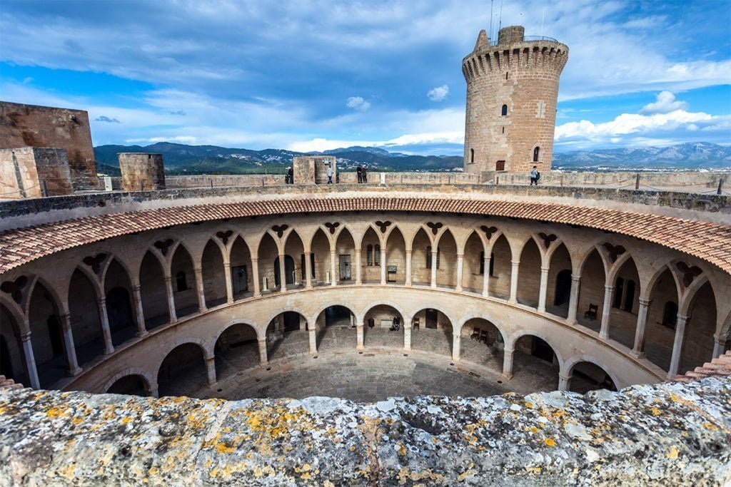 Zamek Bellver (Castillo de Bellver) na Majorce