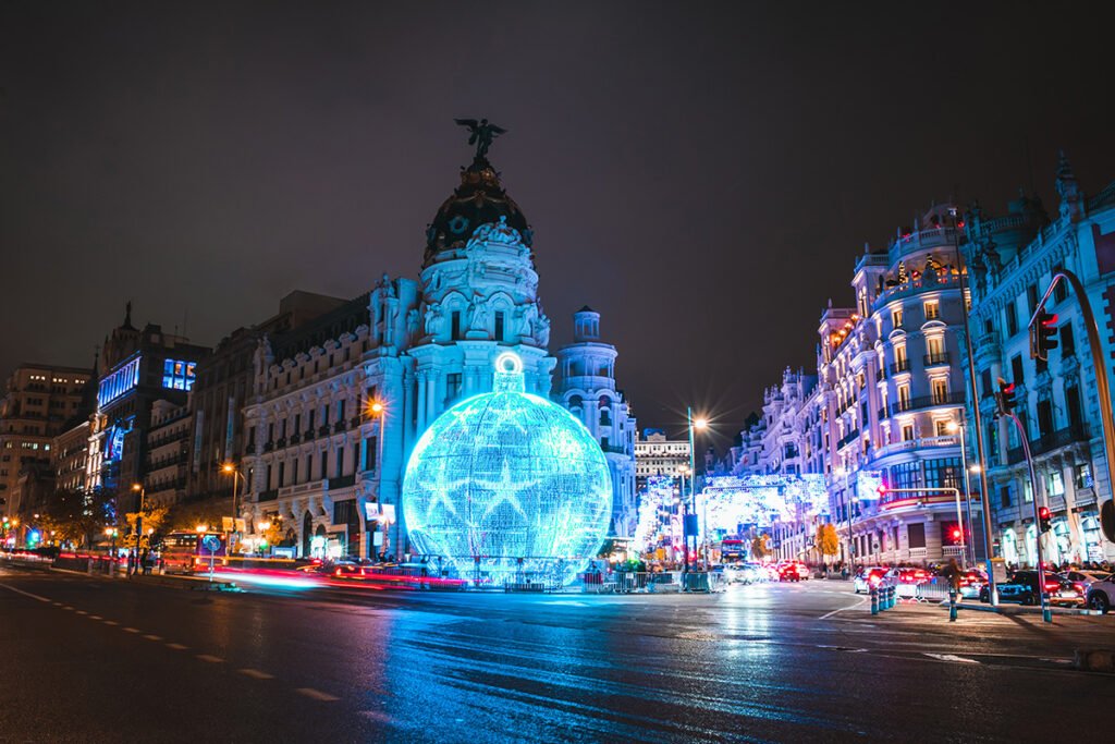 Świąteczne iluminacje na Gran Vía w Madrycie