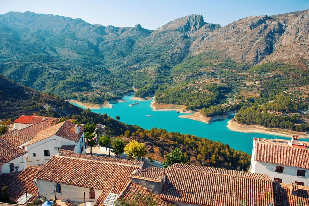Dolina Guadalest w otoczeniu gór na Costa Blanca.