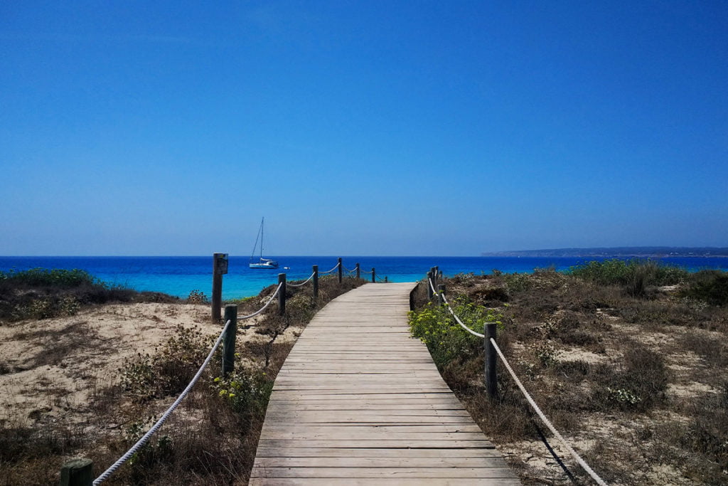 Przejście na plażę Illetes, Formentera
