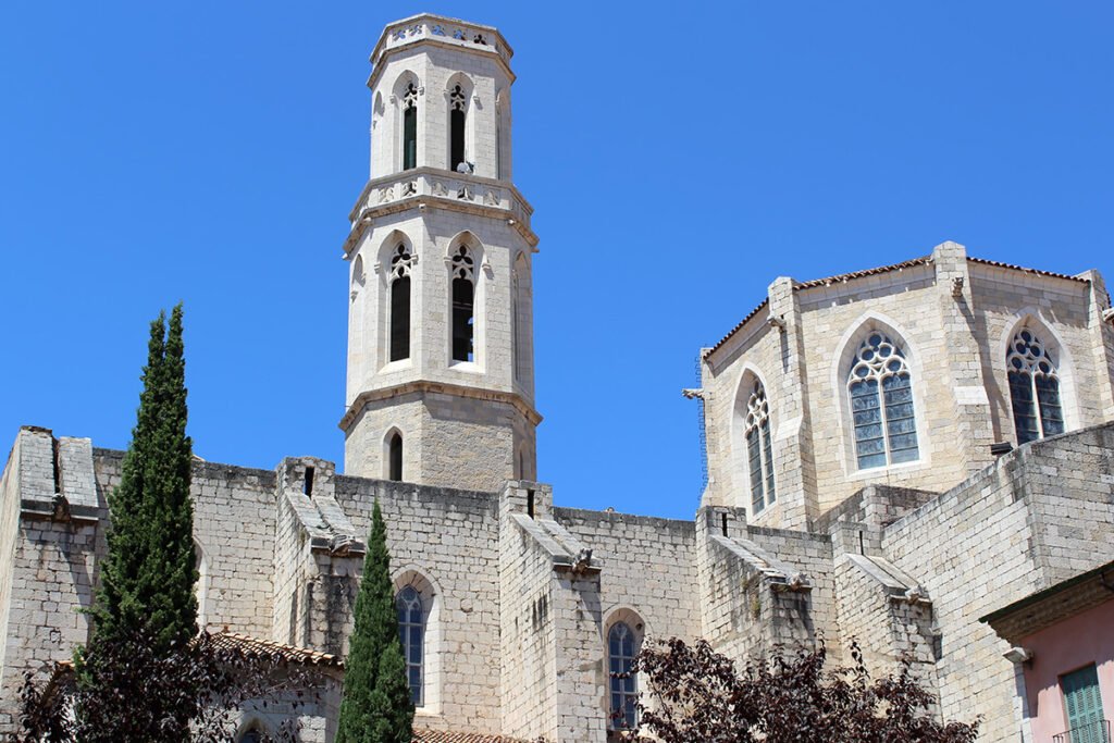 Zabytkowy kościół Iglesia de Sant Pere w Figueres