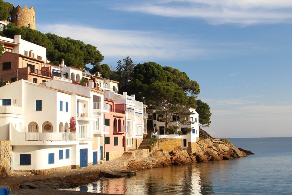 Domy nad wodą w Tamariu na Costa Brava