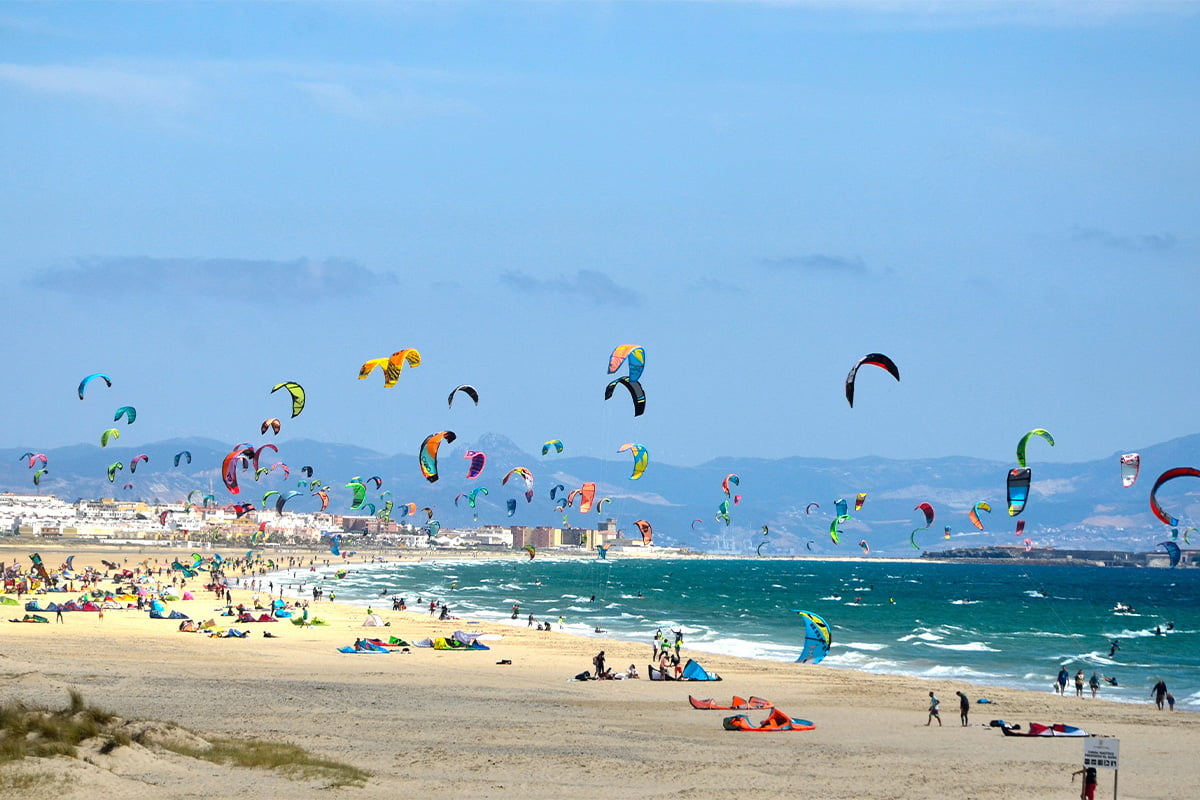 Tarifa to idealne miejsce dla osób lubiących sporty wodne takie jak kitesurfing czy windsurfing