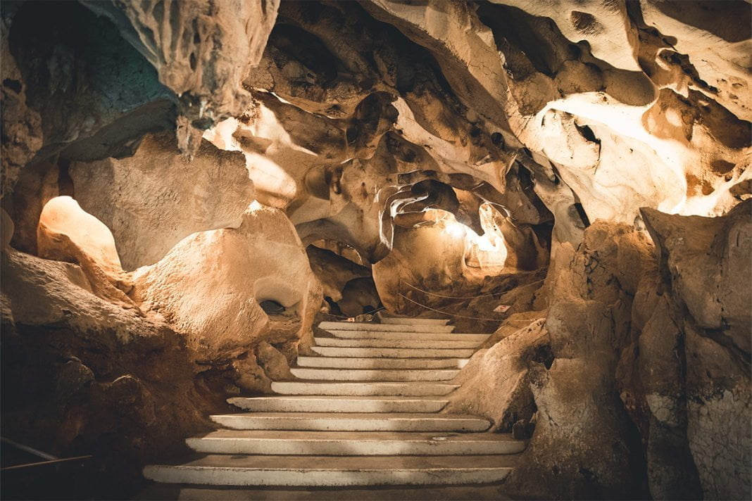 Wnętrze jaskini Cueva de Nerja - największej z jaskiń w Hiszpanii