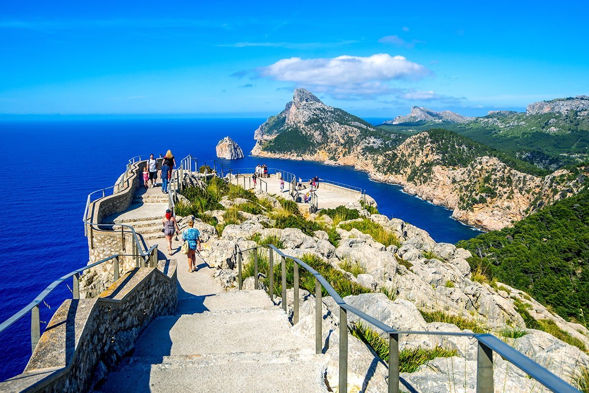 Punkt widokowy Cap de Formentor to miejsce, które zdecydowanie warto zobaczyć na Majorce