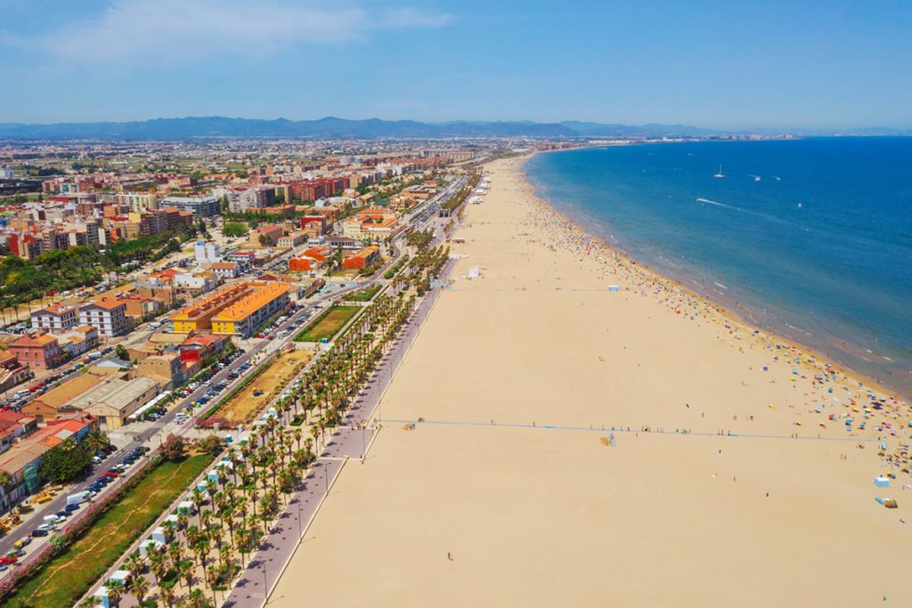 Walencja położona jest nad Morzem Śródziemnym. Na zdjęciu Playa de la Malvarrosa