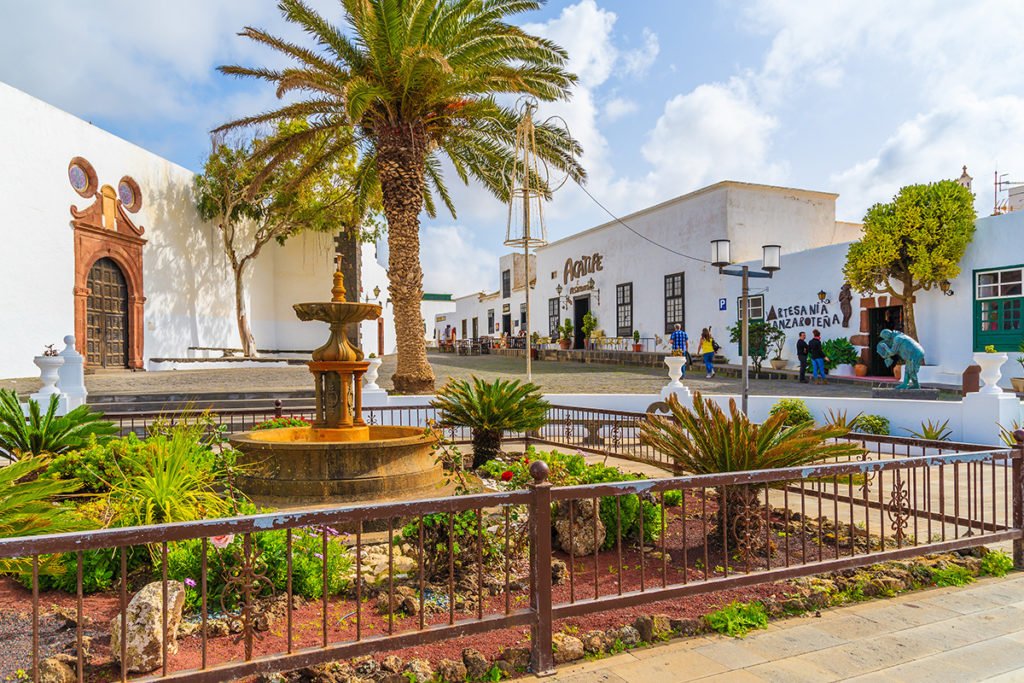 Charakterystyczna kanaryjska architektura na Lanzarote w miasteczku Teguise