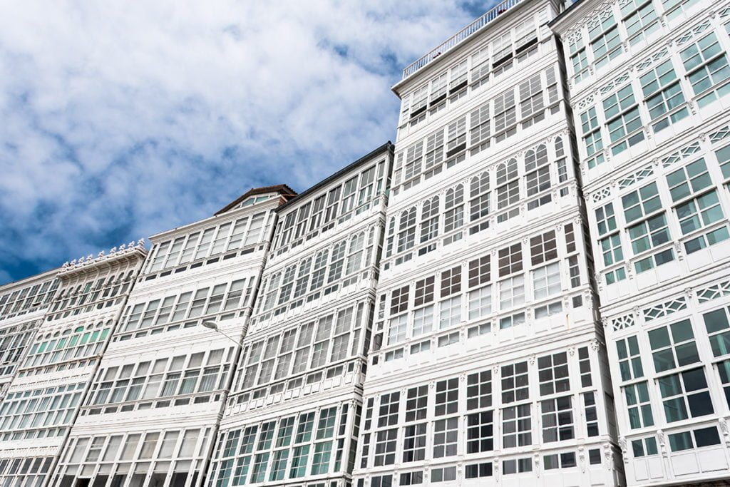 Szklane fasady domów w A Coruñi