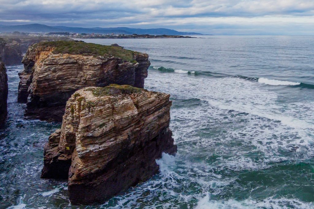 Skalne łuki Playa de las Catedrales widać w pełni podczas odpływu