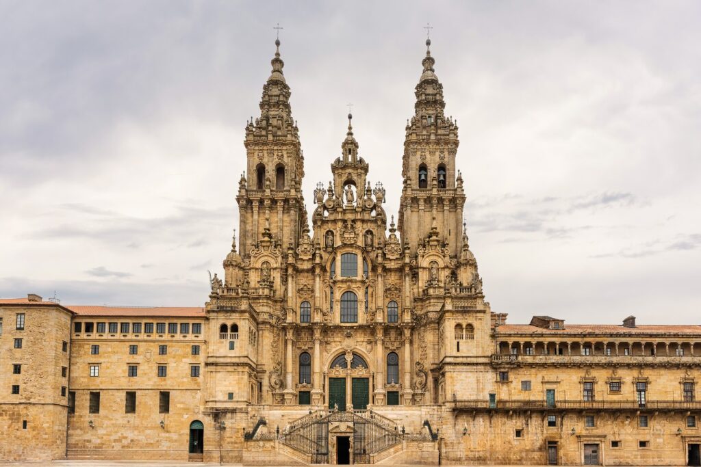 Barokowa fasada Obradoiro katedry w Santiago de Compostela wita pielgrzymów kończących Camino