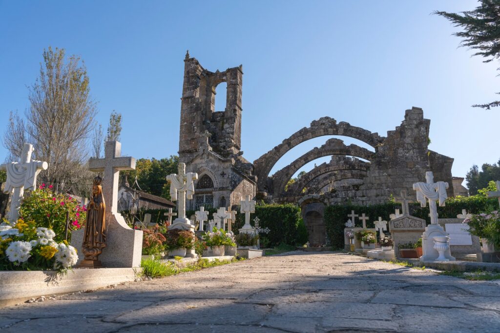 Romantyczne ruiny kościoła Santa Mariña Dozo w Cambados