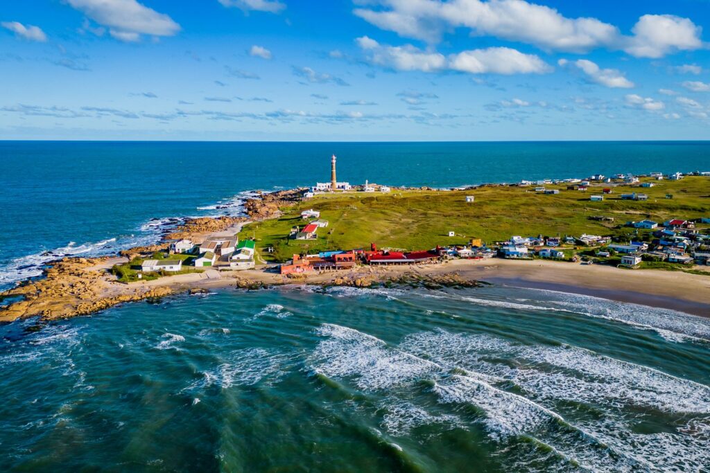 Cabo Polonio z lotu ptaka - wioska rybacka z latarnią otoczona dzikimi plażami i wydmami