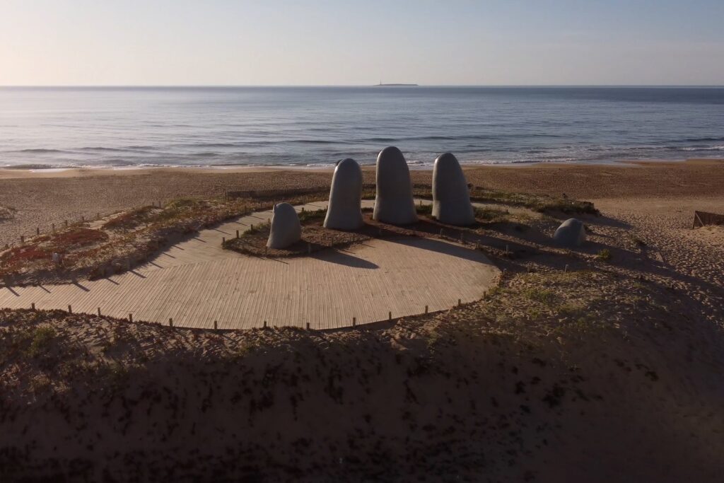 Rzeźba La Mano na plaży Playa Brava to najbardziej rozpoznawalny symbol Punta del Este