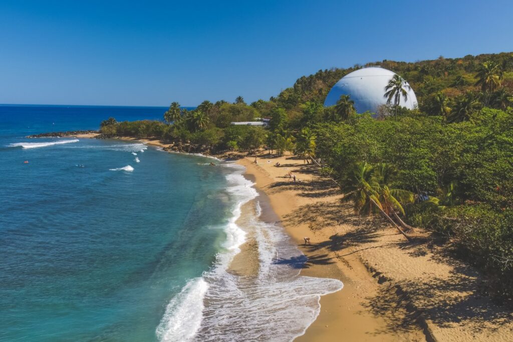 Plaża Domes w Rincón przyciąga surferów najwyższymi falami na wyspie