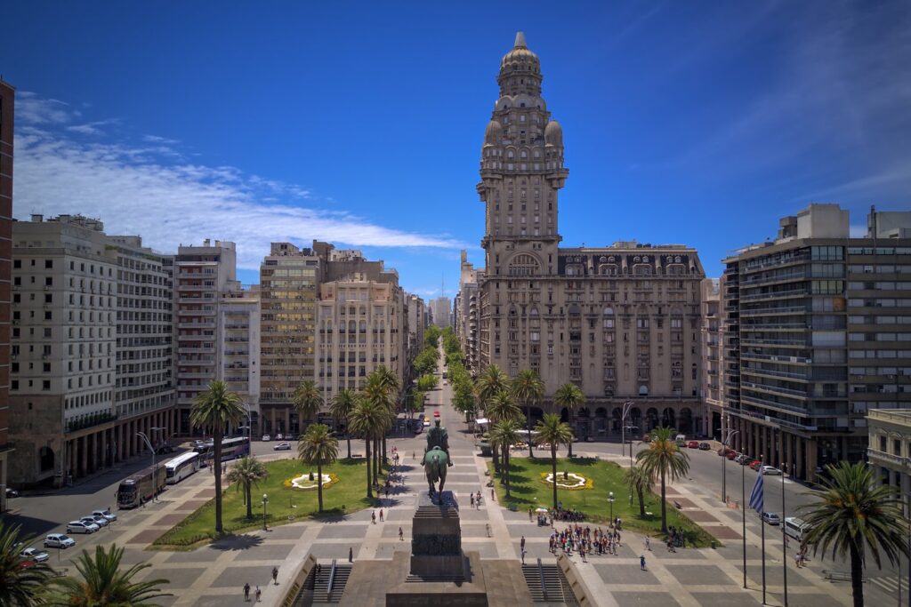 Plaza Independencia z pomnikiem Artigasa i wieżowcem Palacio Salvo to serce Montevideo