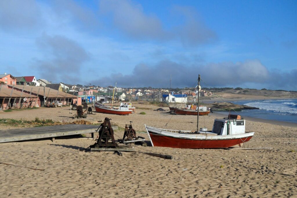 Łodzie rybackie na plaży w Punta del Diablo, dawnej osadzie rybackiej nad Atlantykiem