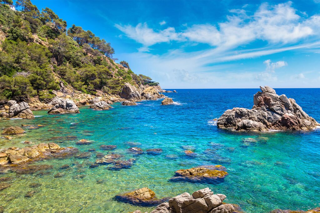 Skaliste wybrzeże Lloret de Mar w okolicy zamku Sant Joan