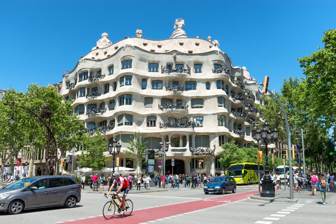 Casa Mila (La Pedrera) - Kamienica Gaudiego w Barcelonie