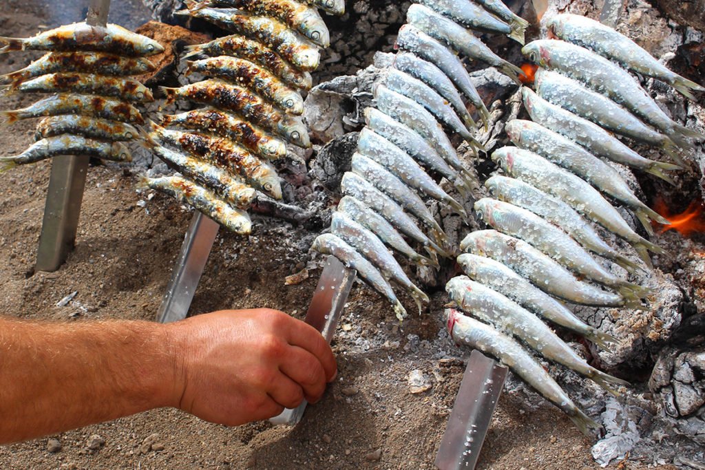 Espeto de sardinas - popularne danie w Torremolinos.
