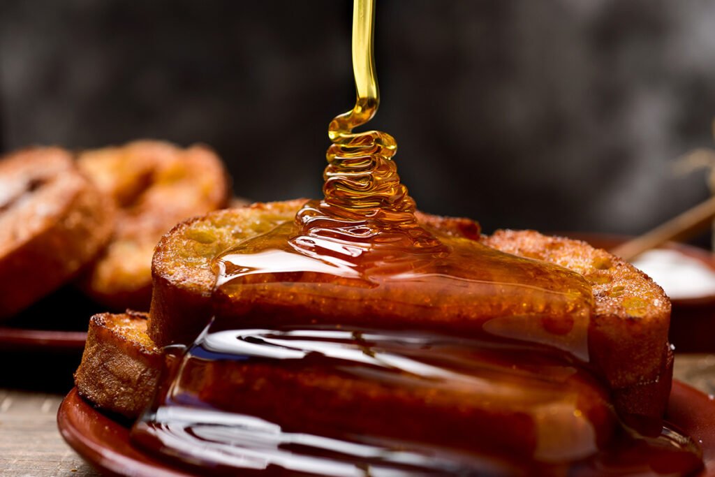 Gotowe przekąski można oblać miodem, posypać cukrem, cynamonem lub startą laską wanilii.