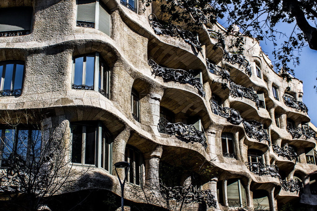 Casa Mila położona jest w centrum Barcelony. Warto zobaczyć to dzieło Gaudiego z bliska.