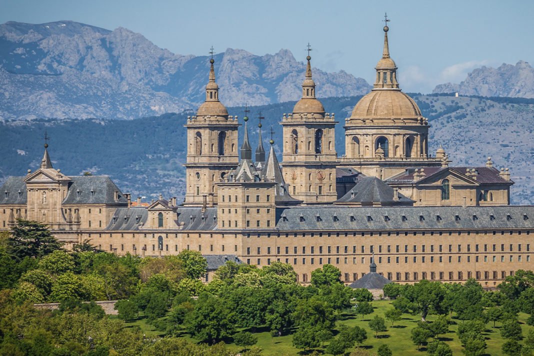 Real Monasterio de San Lorenzo de El Escorial - Kompleks klasztorno-pałacowy w regionie Madrytu