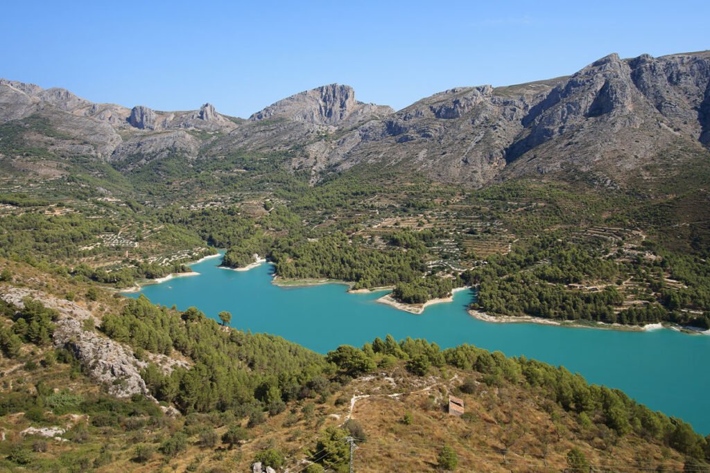 Dolina Guadalest na Costa Blanca z malowniczym widokiem na krajobraz gór.