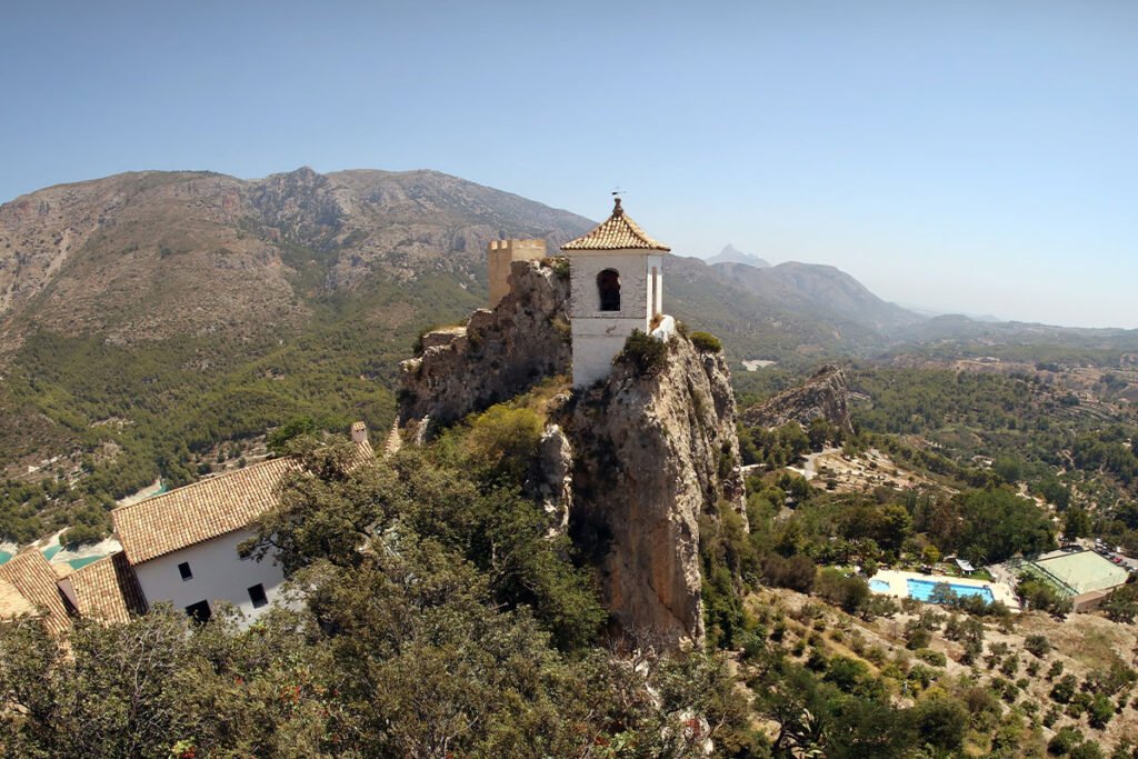 Wieża z dzwonnicą to jeden z najbardziej charakterystycznych elementów Guadalest.