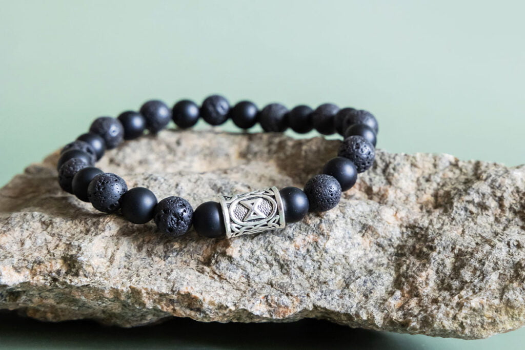 Bransoletka wykonana z zastygłej lawy