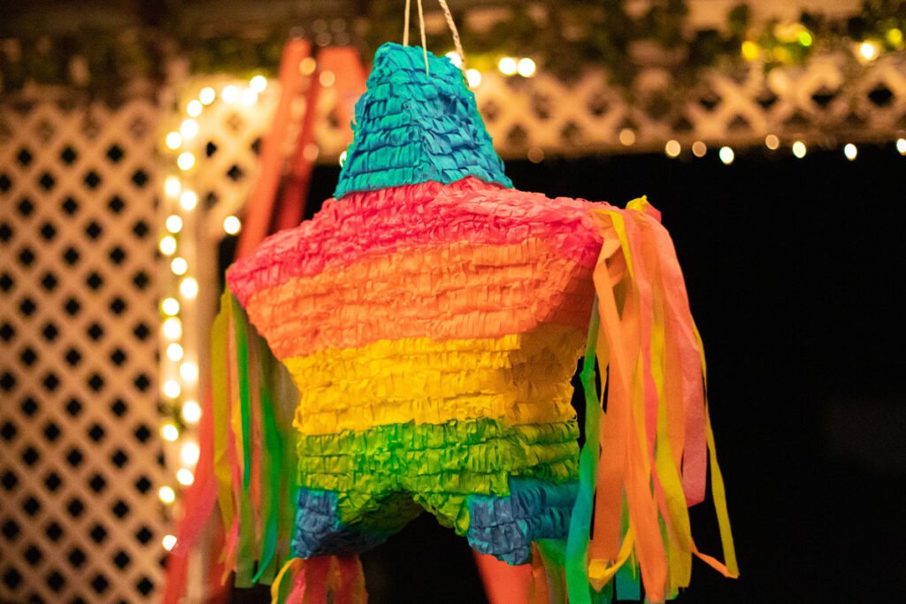 Piñata w kształcie kolorowej gwiazdy :)