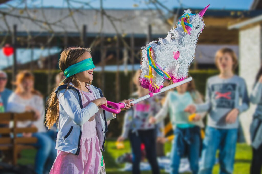 Piniata to coraz częściej nieodłączny element urodzinowej zabawy