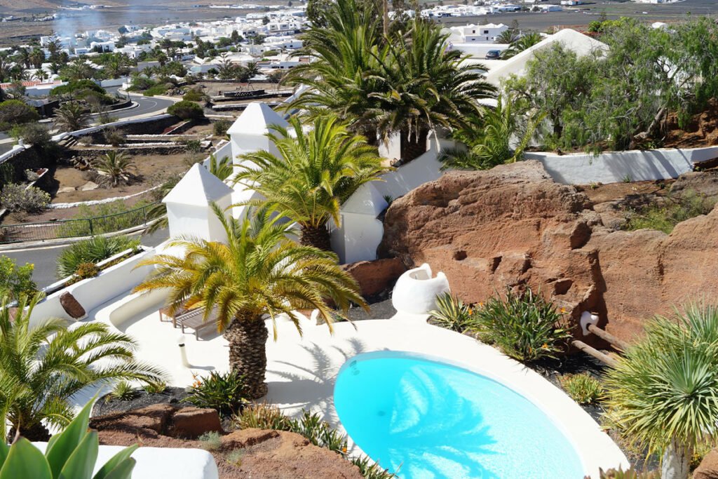 Laguna we wnętrzu LagOmar (Lanzarote)