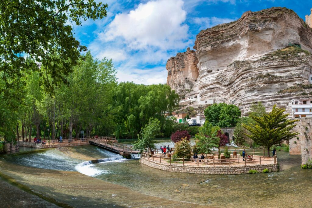 Alcalá del Júcar z domami wykutymi w skale nad rzeką to perełka prowincji Albacete