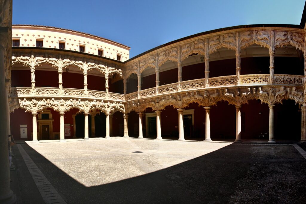 Patio de los Leones w Pałacu Infantado zachwyca dwiema kondygnacjami arkad ozdobionych lwami i gryfami