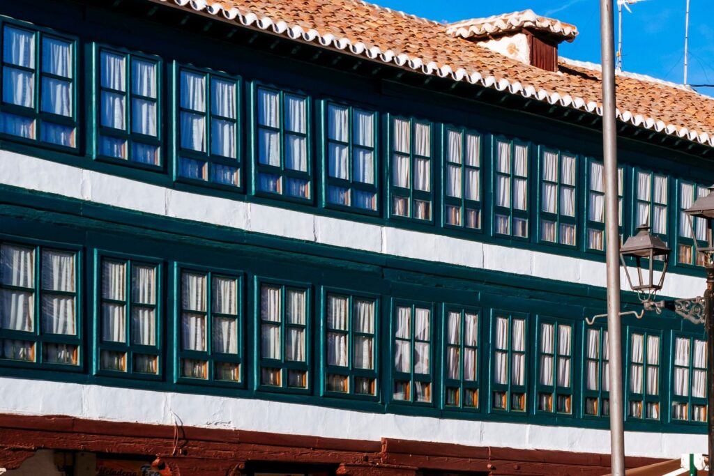 Plaza Mayor w Almagro zachwyca zielonymi, przeszklonymi galeriami