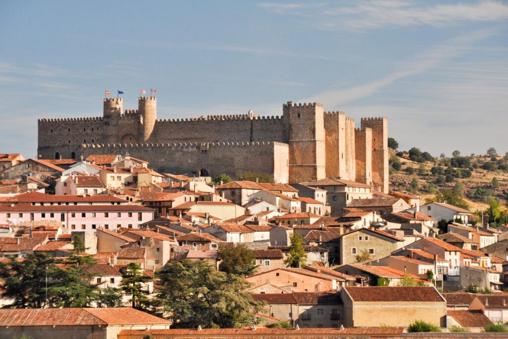 Średniowieczna Sigüenza z zamkiem biskupim, w którym działa dziś Parador
