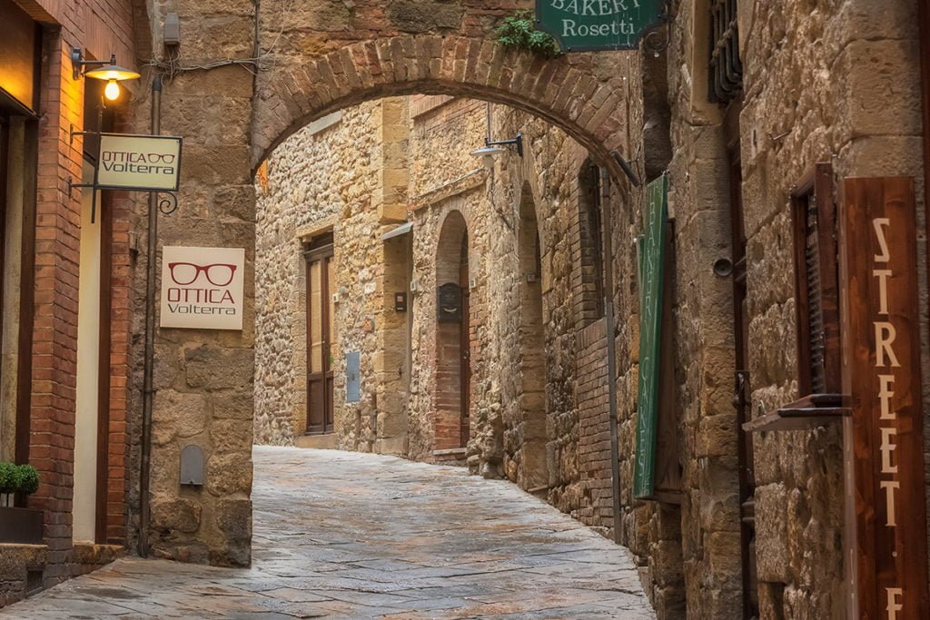 Ciasne uliczki miasteczka Volterra
