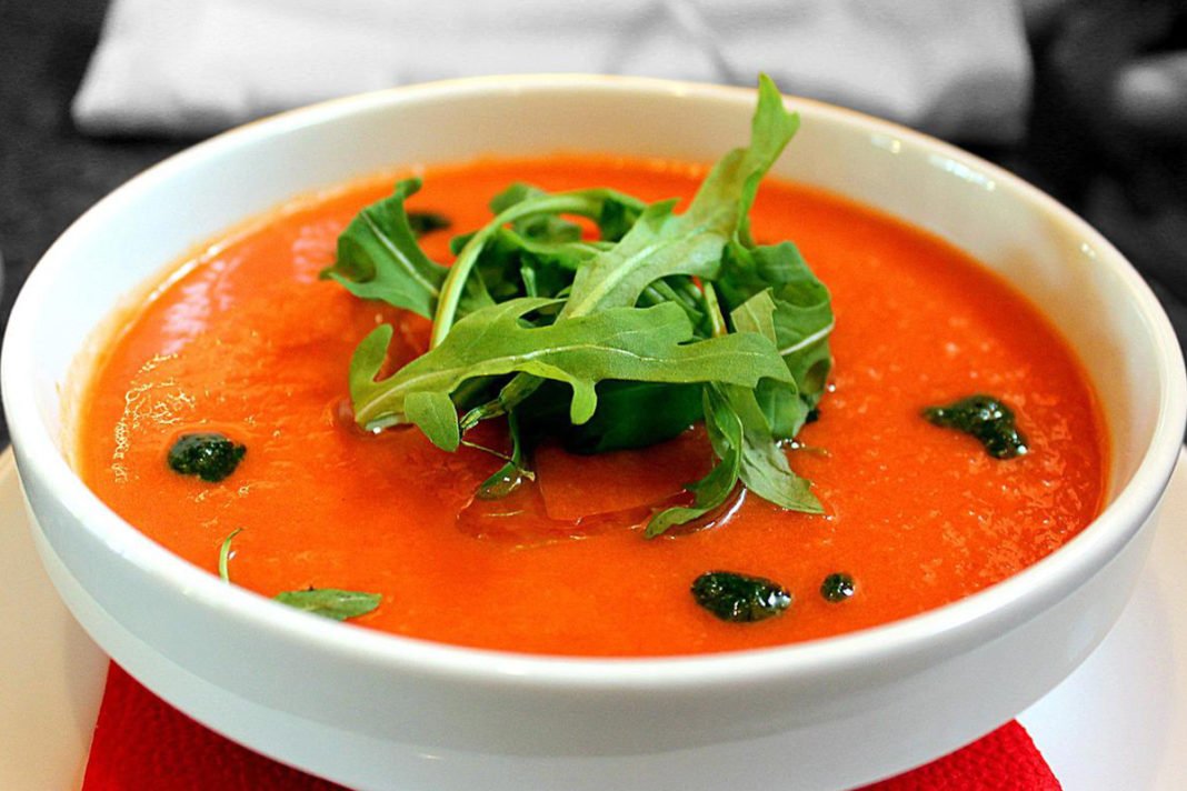 Gazpacho, hiszpańska zupa pomidorowa z rukolą w białej misce