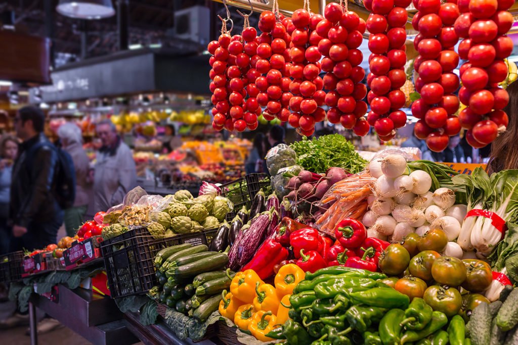 La Boqueria to idealne miejsce na zakup świeżych warzyw, owoców i innych produktów spożywczych