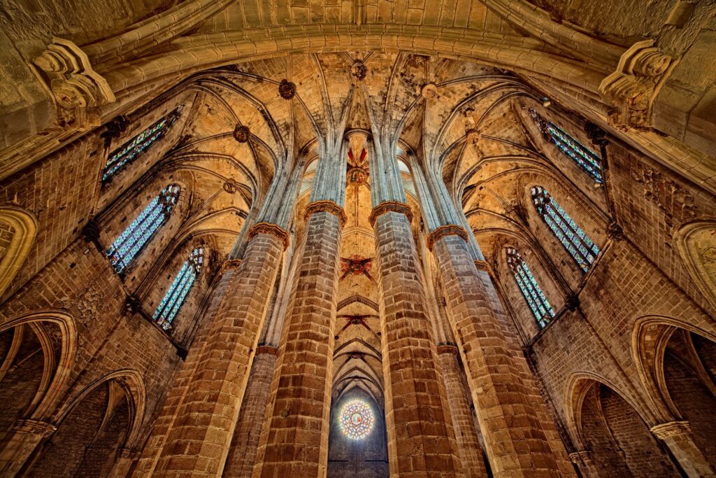 Gotyckie sklepienie bazyliki Santa Maria del Mar