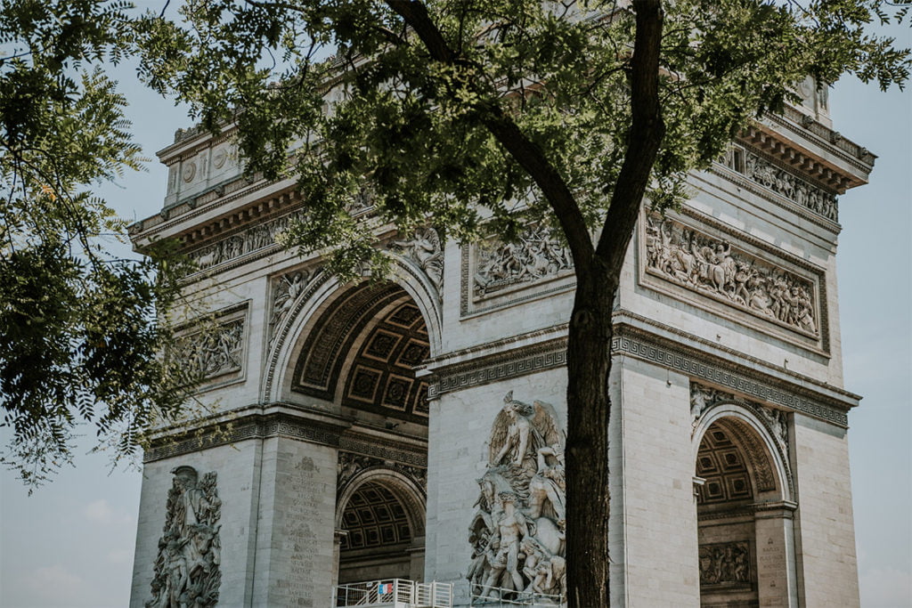 Łuk Triumfalny jest jednym z najbardziej rozpoznawalnych symboli Paryża