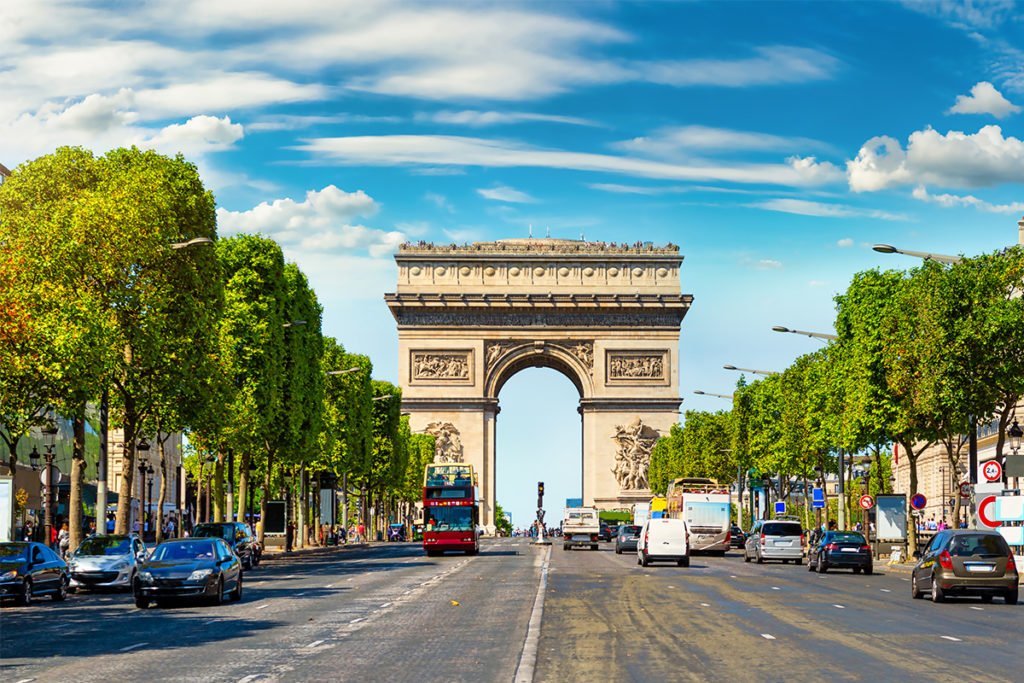 Łuk Triumfalny w Paryżu jako punkt orientacyjny