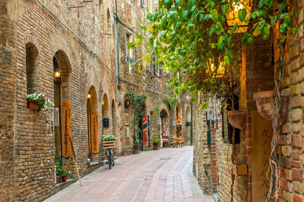 San Gimignano słynie z klimatycznych zaułków i pięknej architektury