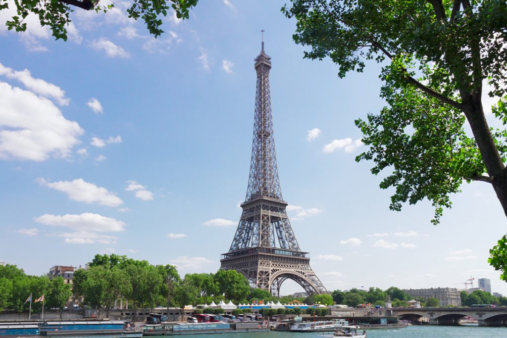 Wieża Eiffla góruje na panoramie Paryża