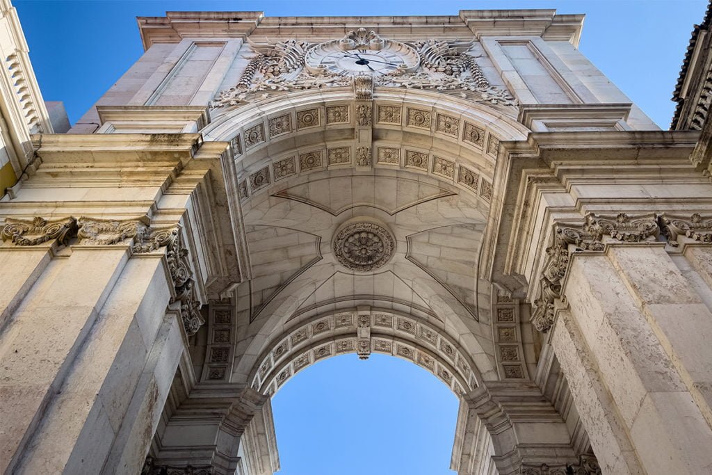 Arco da Rua Augusta, lizboński łuk triumfalny, wzniesiono, by upamiętnić siłę i nieugięcie stolicy.