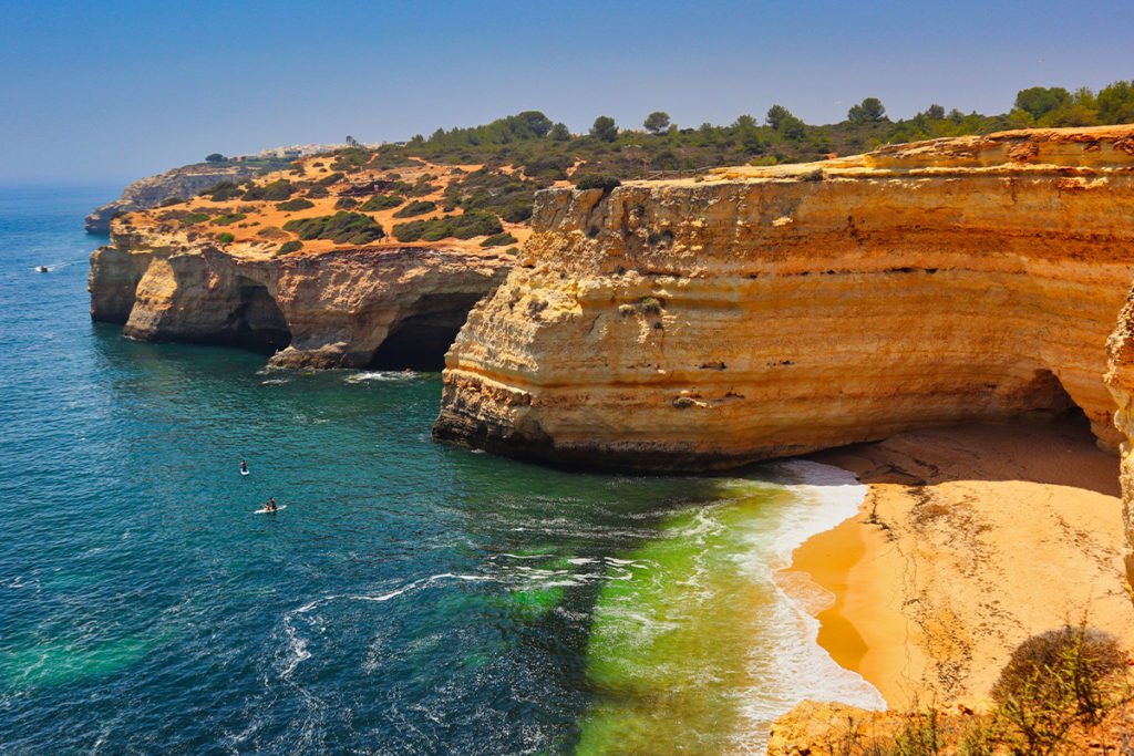 Widok na plażę Benagil w regionie Algarve