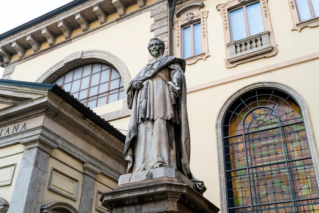 Pomnik Fryderyka Boromeusza przed wejściem do Biblioteki Ambrozjańskiej